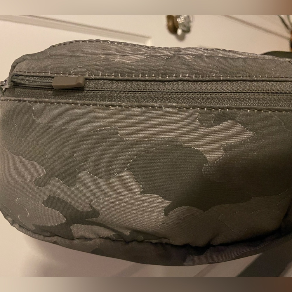NWOT Lululemon Athletica Camo Belt Bag - Picture 3 of 8